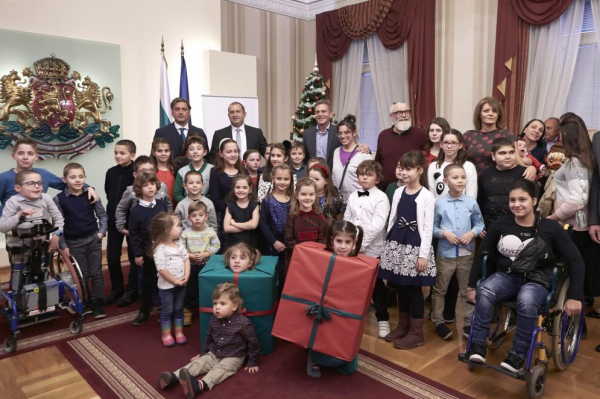 Румен Радев и децата на „Българската Коледа“ украсиха коледната елха в президентската институция