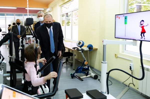 Президентът Румен Радев посети специализираната болница за рехабилитация „Св. София“, получила апаратура от инициативата „Българската Коледа“